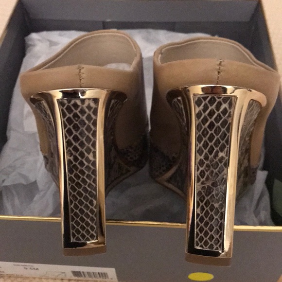 Snake & Milano calf leather slides w/gold trim. - Picture 4 of 6